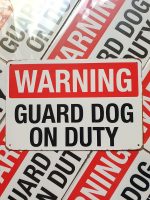 Warning | Guard dog on duty | metalen plaat