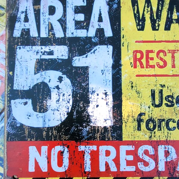 Warning | Area51 | metalen wandbord 20x30 metaal | huis tuin en terras | mancave | detail