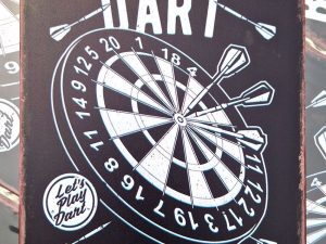 Metalen wandbord - Born to play dart - let's play dart - shoot to thrill - dart to the heart - 20x30cm