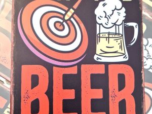 Darts and beer - that's why i'm here - metalen wandbord - 20x30cm