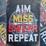 aim miss swear repeat dart darts metalen wandbord onthewall huis tuin terras decoratie