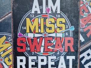 aim miss swear repeat dart darts metalen wandbord onthewall huis tuin terras decoratie