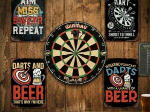 Dartset – 4 Metalen Wandborden – Musthave Darts & Bier Set – 20x30 cm - winmau - blade6 - born to play - aim miss swear repeat - darts and beer thats why im here - darts forecast - darts with a change of beer