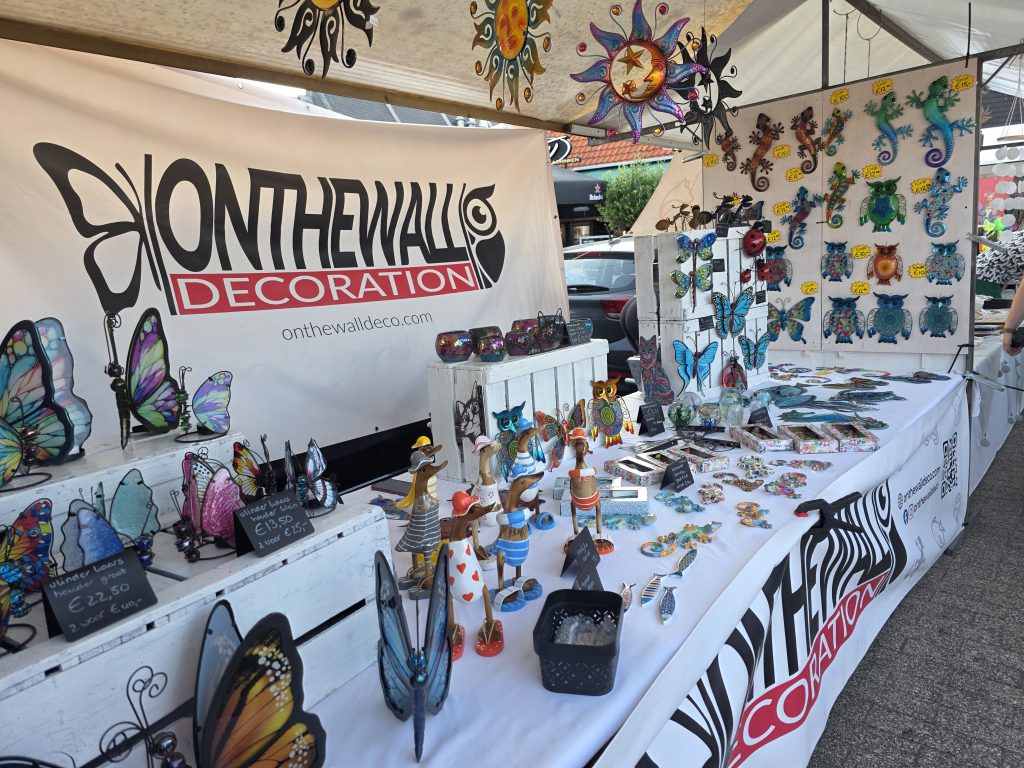 onthewall-decoratie-braderie-callantsoog-salamanders-gecko-uilen-vlinders-waxinelichthouders-bamboo-eend-072026 - kopie Onthewall markt cadeaus huis tuin terras metaal en glas