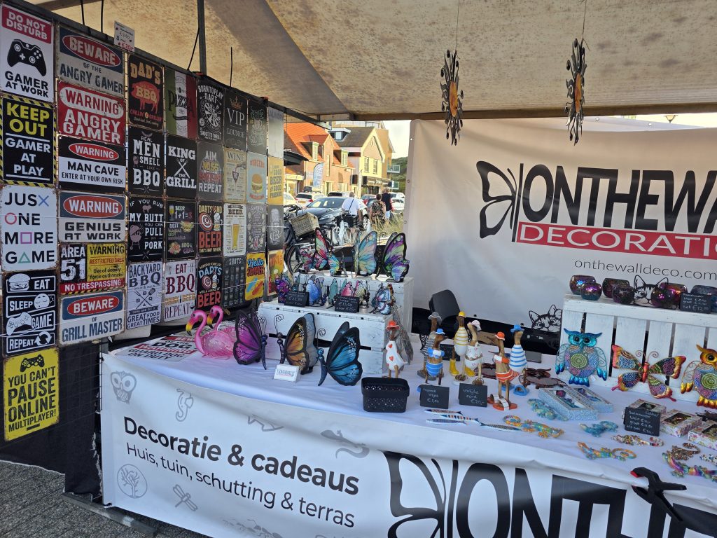 onthewall-decoratie-braderie-callantsoog-salamanders-gecko-uilen-vlinders-waxinelichthouders-bamboo-eend-libellen-072026 Onthewall markt cadeaus huis tuin terras metaal en glas