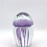 Glazen paperweight met paars-roze kwal - p1
