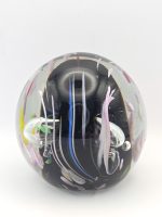 Glazen paperweight zwarte swirl met roze en groen - p13 - Afbeelding 2