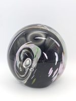 Glazen paperweight zwarte swirl met roze en groen - p13 - Afbeelding 3
