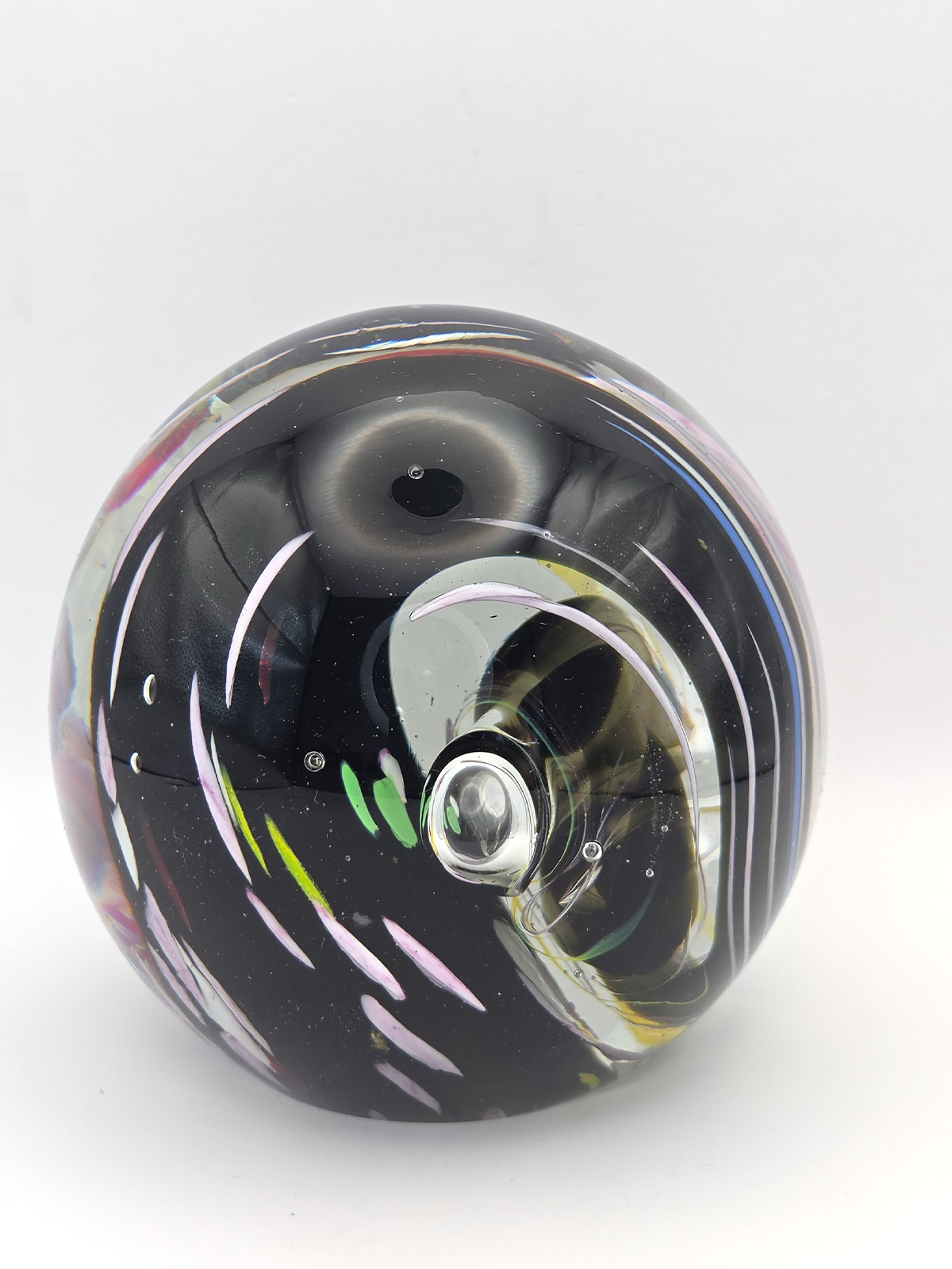p13-paperweight-glas-onthewall-decoratie Glazen paperweight zwarte swirl met roze en groen - p13 - Afbeelding 1
