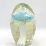Glazen paperweight met grote lichtblauw-witte kwal - p15