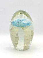 Glazen paperweight met grote lichtblauw-witte kwal - p15