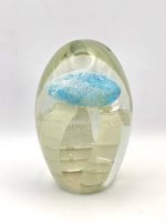 Glazen paperweight met grote lichtblauw-witte kwal - p15 - Afbeelding 2
