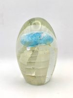 Glazen paperweight met grote lichtblauw-witte kwal - p15 - Afbeelding 3