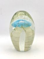 Glazen paperweight met grote lichtblauw-witte kwal - p15 - Afbeelding 4