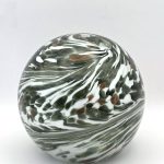 Glazen paperweight groen-wit gemarmerd met goud - p16