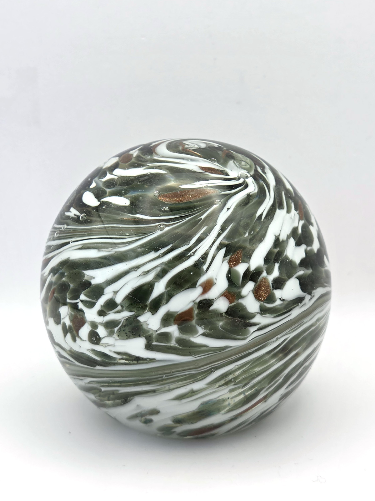 p16-paperweight-glas-onthewall-decoratie Glazen paperweight groen-wit gemarmerd met goud - p16 - Afbeelding 1