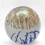 Glazen paperweight gouden kwal met blauw zeewier - p17