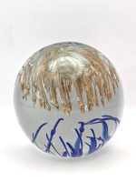 Glazen paperweight gouden kwal met blauw zeewier - p17