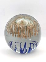 Glazen paperweight gouden kwal met blauw zeewier - p17 - Afbeelding 2