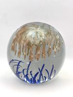 Glazen paperweight gouden kwal met blauw zeewier - p17 - Afbeelding 3