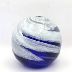 Glazen paperweight paars-blauwe planeet met witte wolken - p18