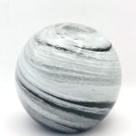 Glazen paperweight groen-blauwe planeet met witte wolken - p19