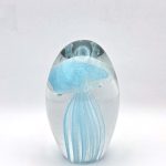 Glazen paperweight met lichtblauwe kwal - p2