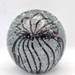 Glazen paperweight met zwarte spin - p20