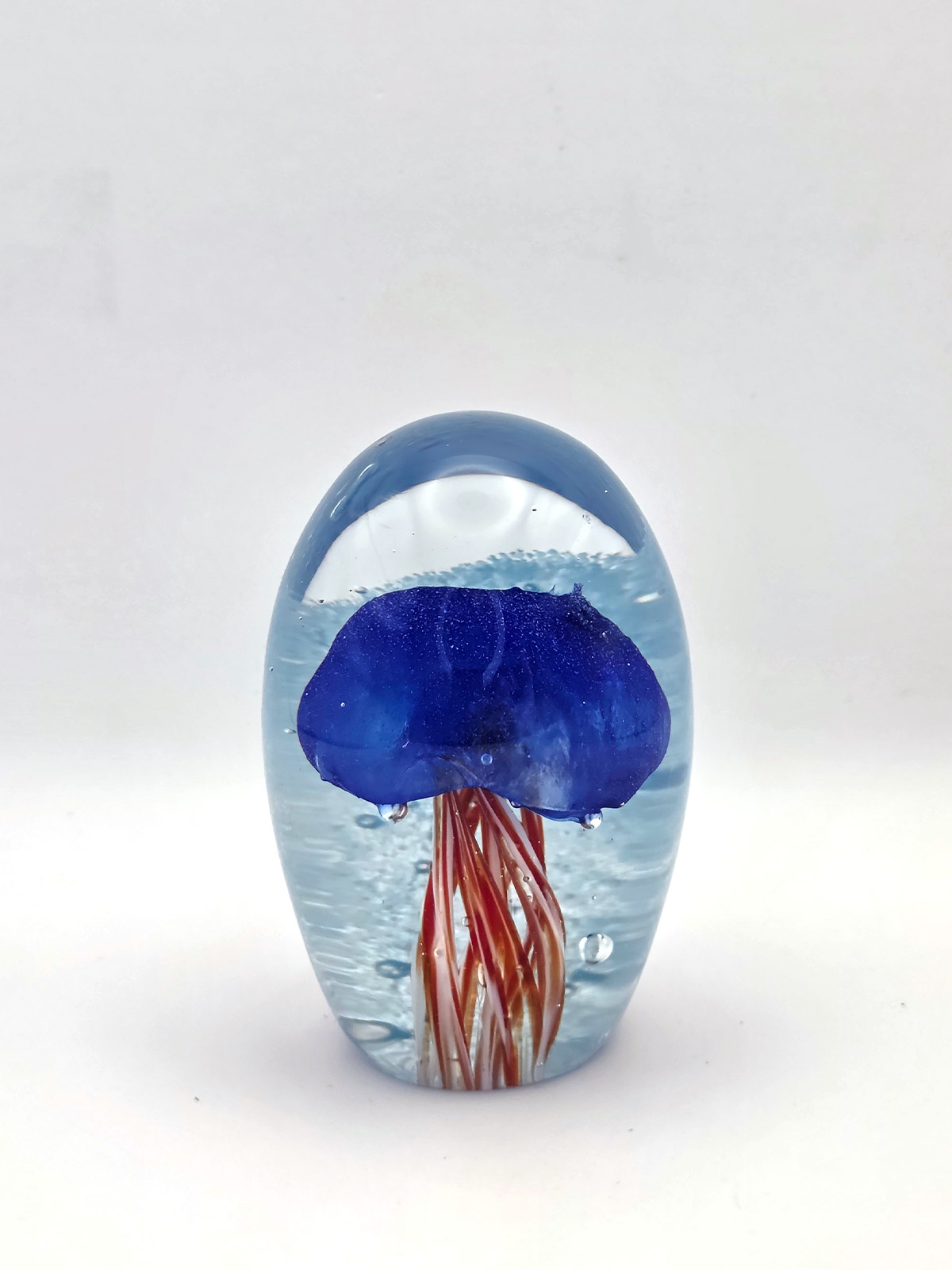 p21-paperweight-glas-onthewall-decoratie Glazen paperweight met blauw-oranje kwal - p21 - Afbeelding 1