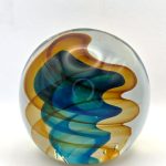 Glazen paperweight groen-oranje swirl - p24