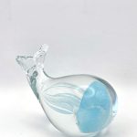Glazen paperweight walvis met blauwe kwal - p25