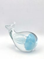 Glazen paperweight walvis met blauwe kwal - p25