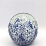 Glazen paperweight blauwe bubbelbol - p27