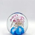 Glazen paperweight roze bloem met blauwe basis - p29