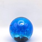 Glazen paperweight blauwe bol met luchtbellen - p3