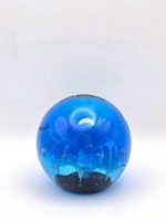 Glazen paperweight blauwe bol met luchtbellen - p3