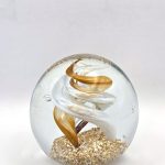 Glazen paperweight goud-witte swirl - p32