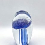 Glazen paperweight met blauw-paarse kwal - p34