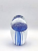 Glazen paperweight met blauw-paarse kwal - p34 - Afbeelding 3