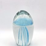 Glazen paperweight met brede lichtblauwe kwal - p4