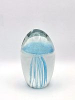 Glazen paperweight met brede lichtblauwe kwal - p4