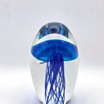 Glazen paperweight met blauwe kwal - p5