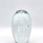 Glazen paperweight met witte kwal - p8