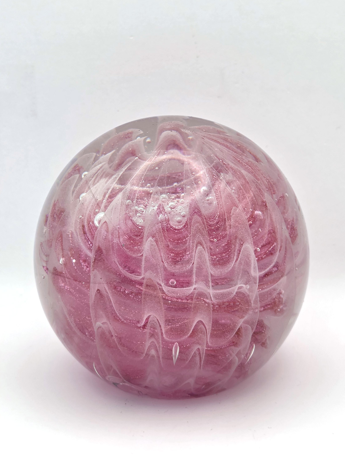 p9-paperweight-glas-onthewall-decoratie Glazen paperweight roze golfpatroon - p9 - Afbeelding 1